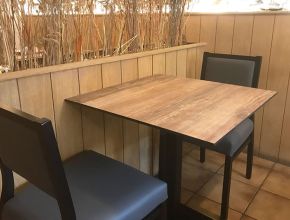 Fourniture de tables et chaises pour bar, cafe et restaurant.