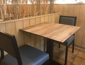 Fourniture de tables et chaises pour bar, cafe et restaurant.